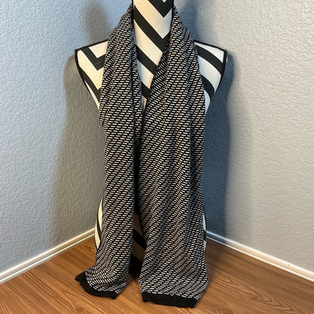 Van Heusen Black and White Geometric Scarf